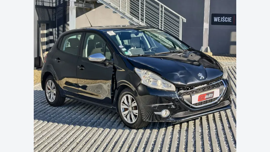 PEUGEOT 208 -