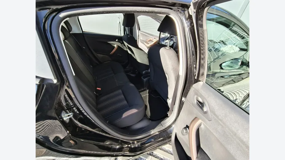 PEUGEOT 208 -