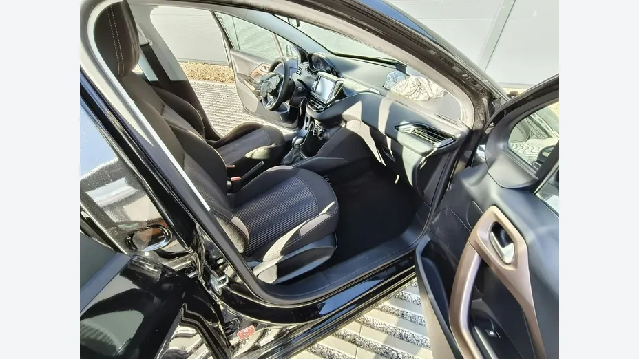 PEUGEOT 208 -