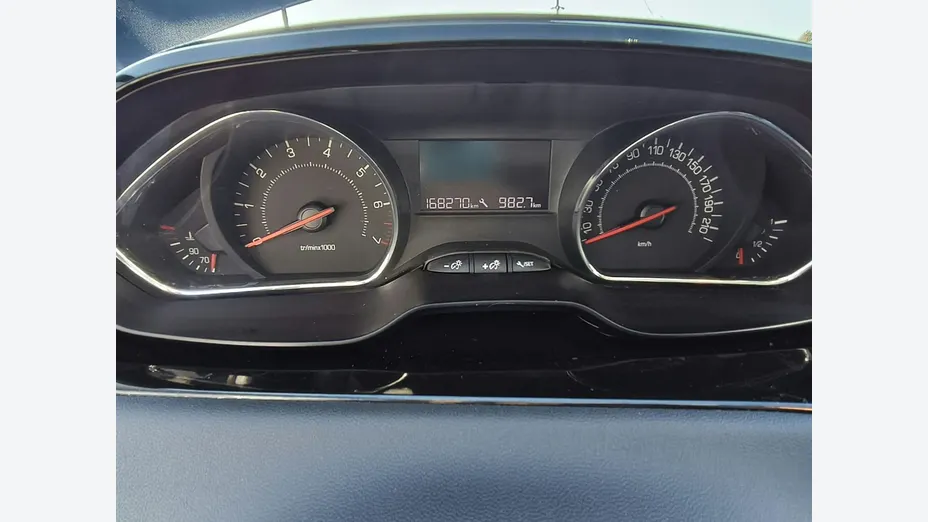 PEUGEOT 208 -