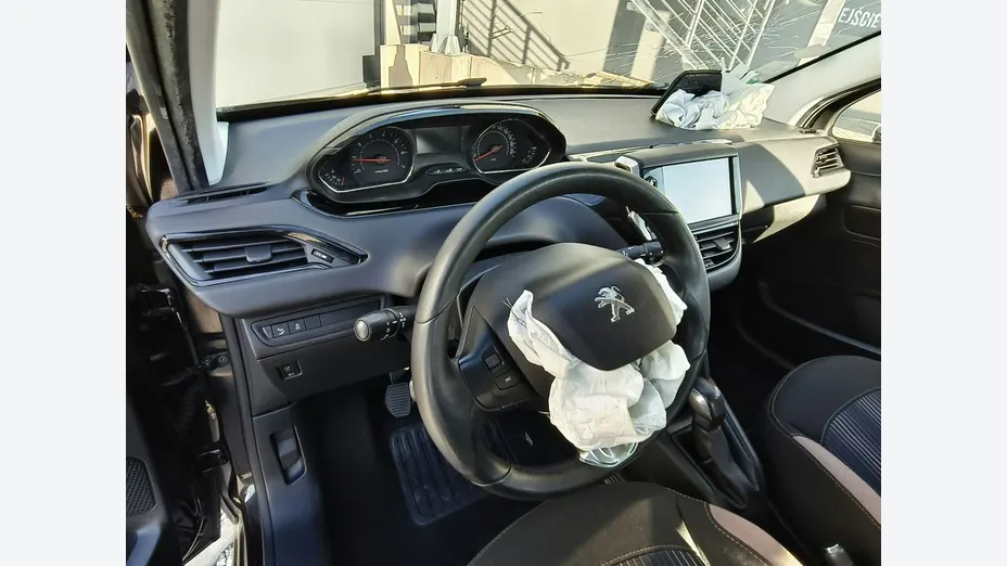 PEUGEOT 208 -