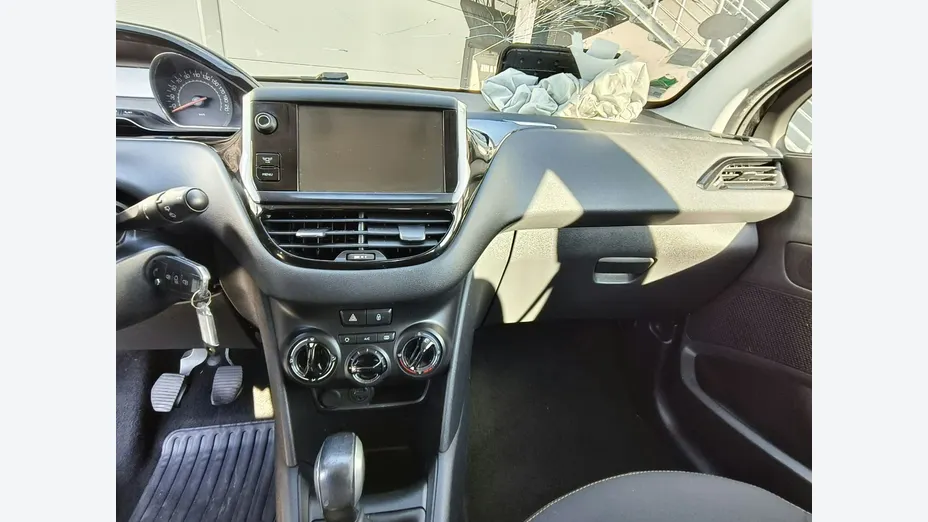 PEUGEOT 208 -