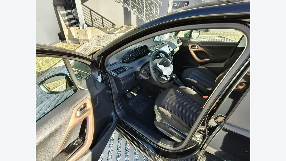PEUGEOT 208 -