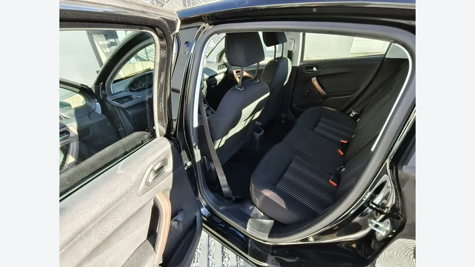 PEUGEOT 208 -