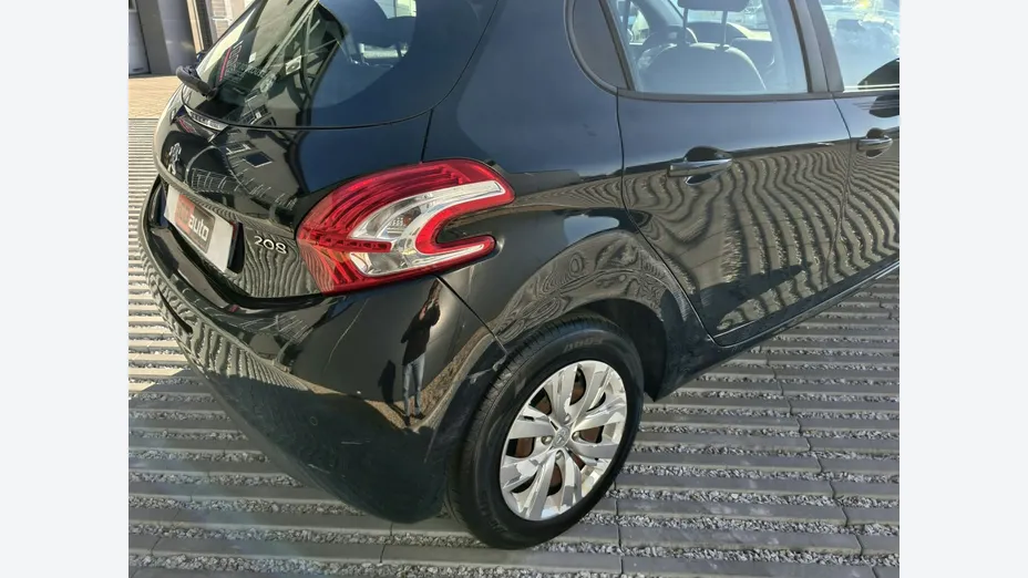 PEUGEOT 208 -