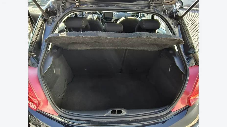 PEUGEOT 208 -