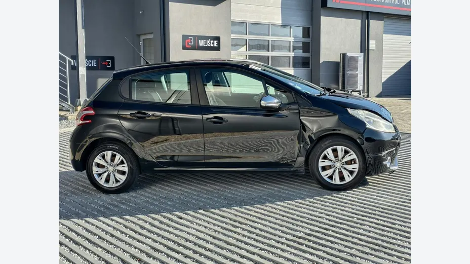 PEUGEOT 208 -