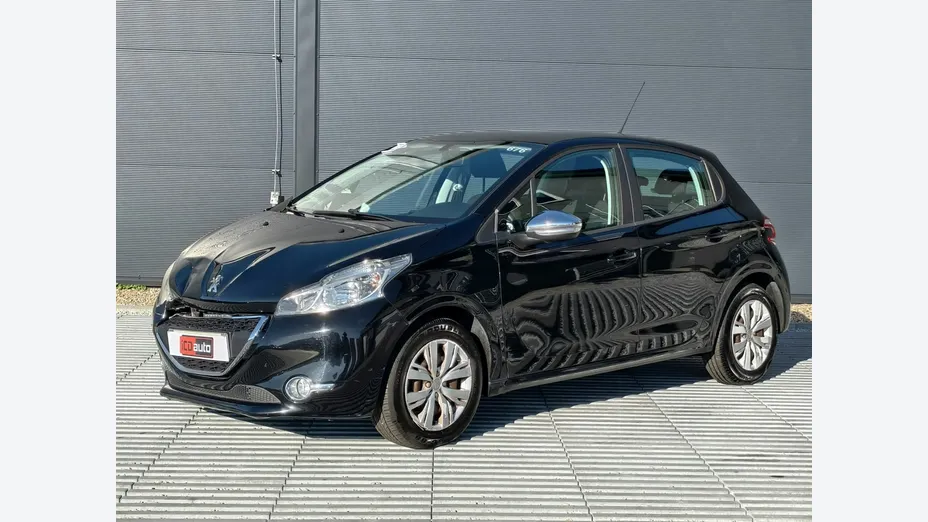 PEUGEOT 208 -
