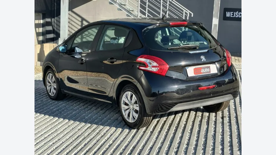 PEUGEOT 208 -