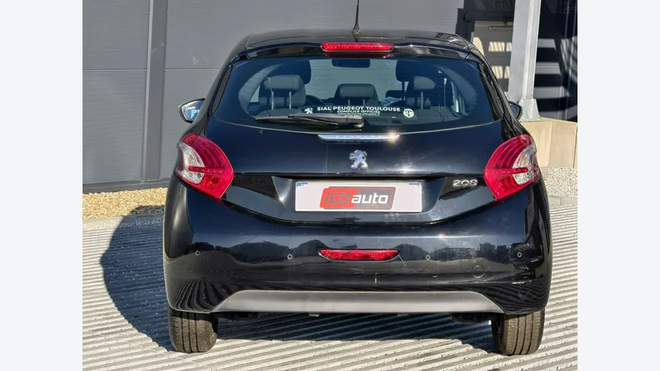 PEUGEOT 208 -