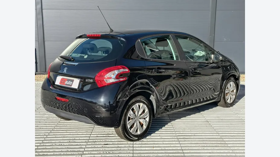 PEUGEOT 208 -