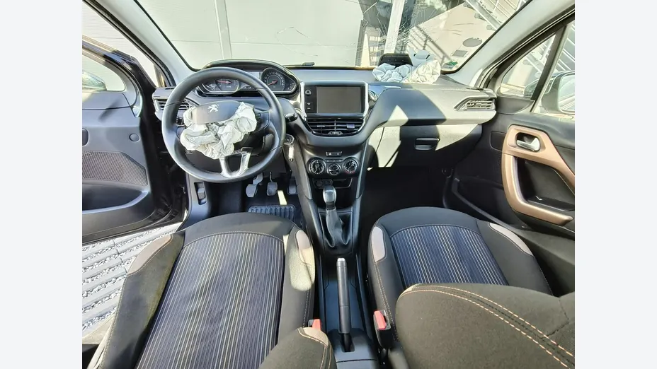 PEUGEOT 208 -