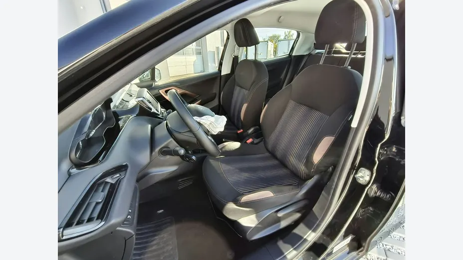 PEUGEOT 208 -