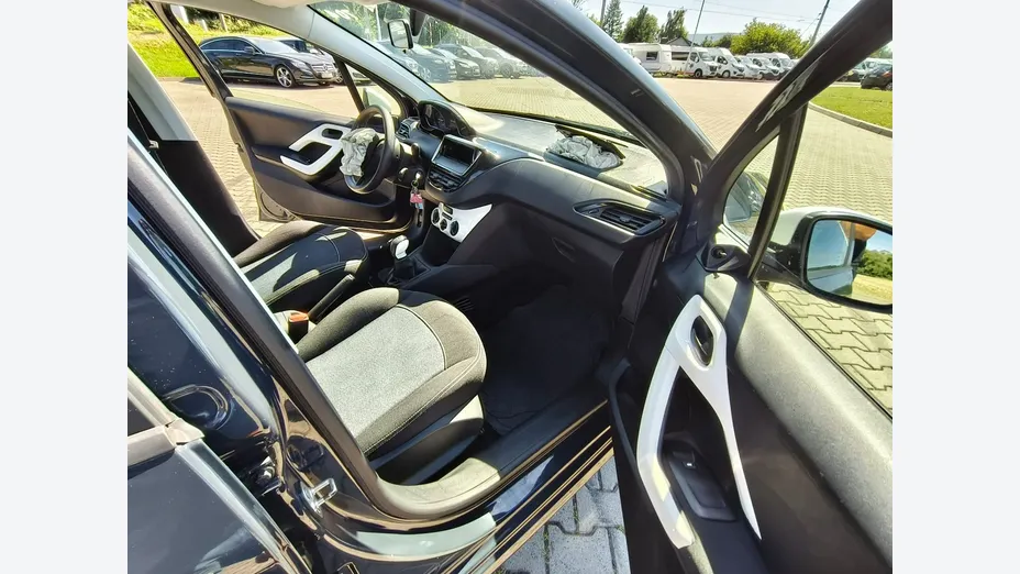 PEUGEOT 208 -