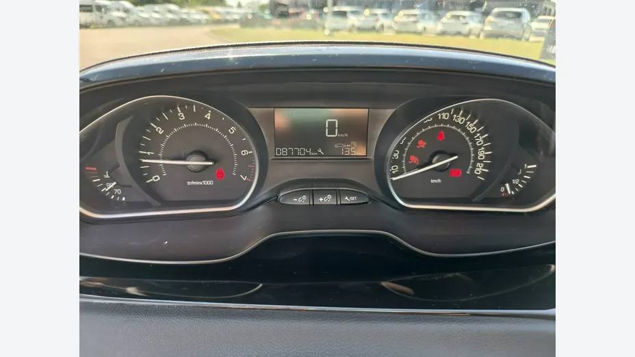 PEUGEOT 208 -