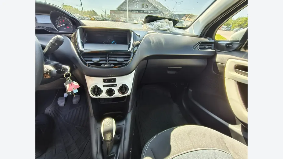 PEUGEOT 208 -
