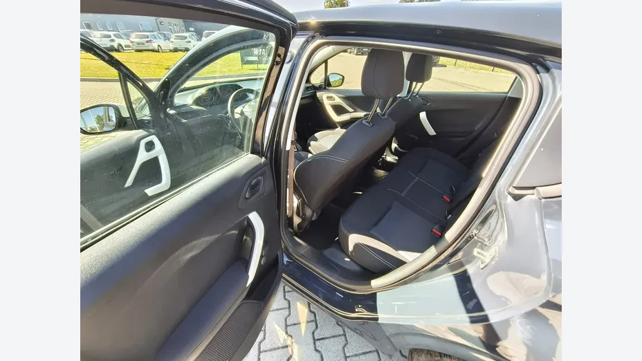 PEUGEOT 208 -