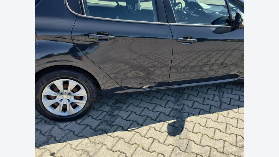 PEUGEOT 208 -