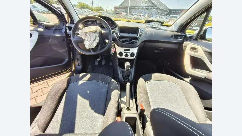 PEUGEOT 208 -