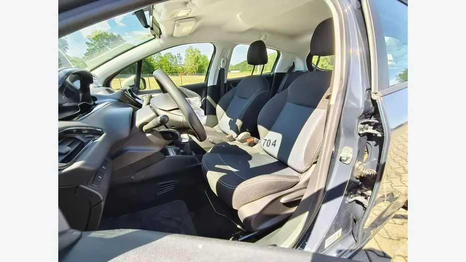 PEUGEOT 208 -