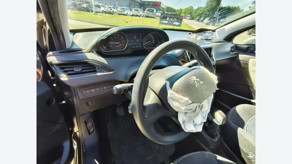 PEUGEOT 208 -