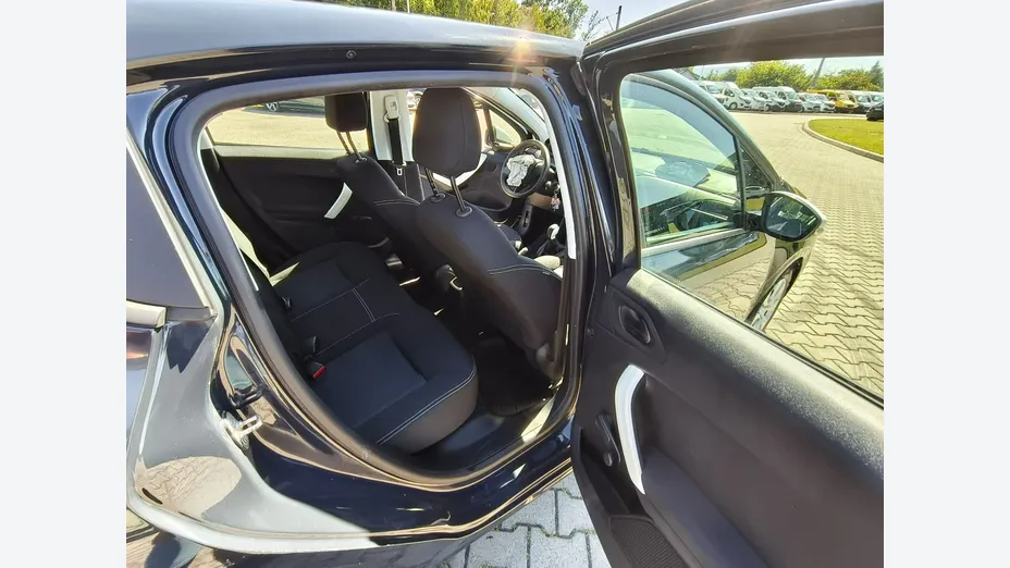 PEUGEOT 208 -