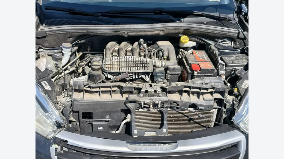 PEUGEOT 208 -