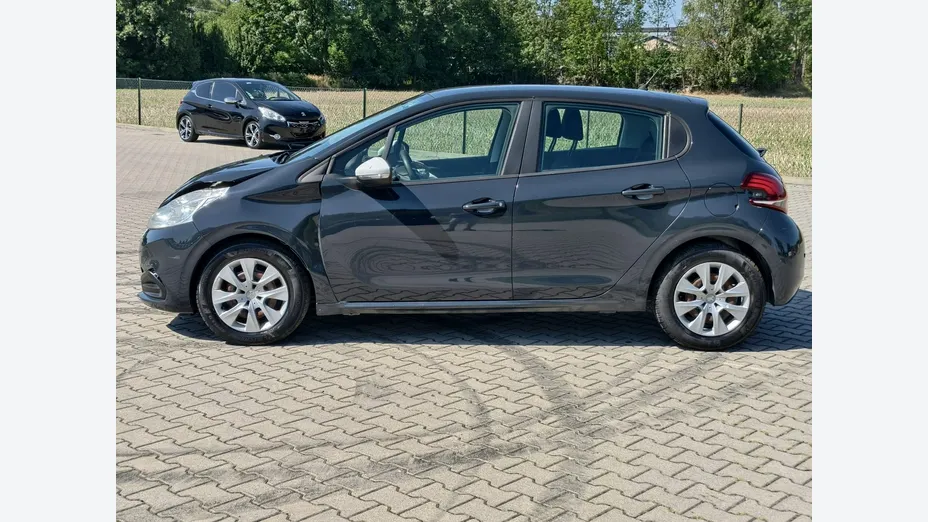 PEUGEOT 208 -