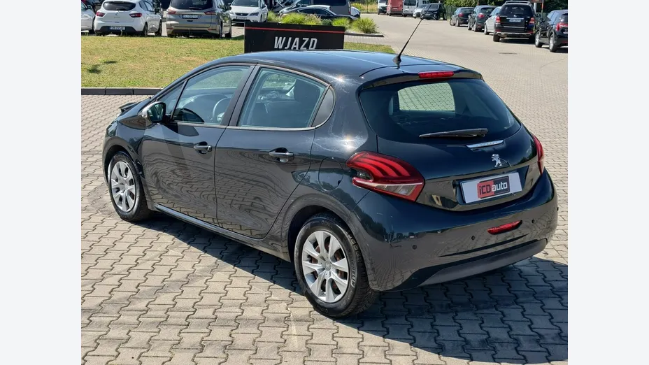 PEUGEOT 208 -
