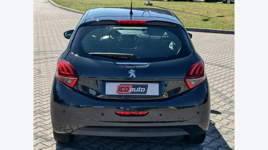 PEUGEOT 208 -