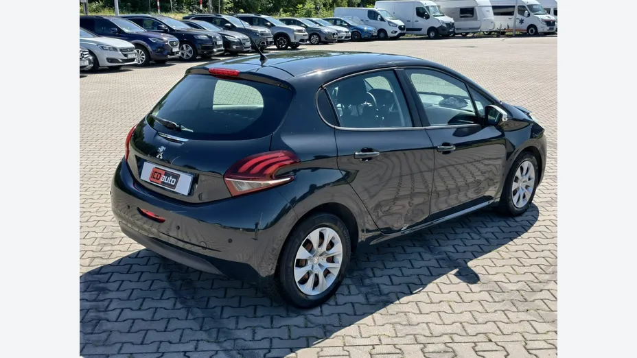 PEUGEOT 208 -