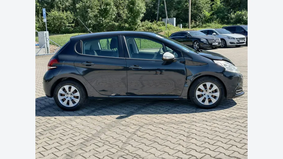 PEUGEOT 208 -