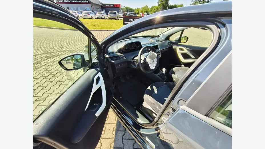 PEUGEOT 208 -