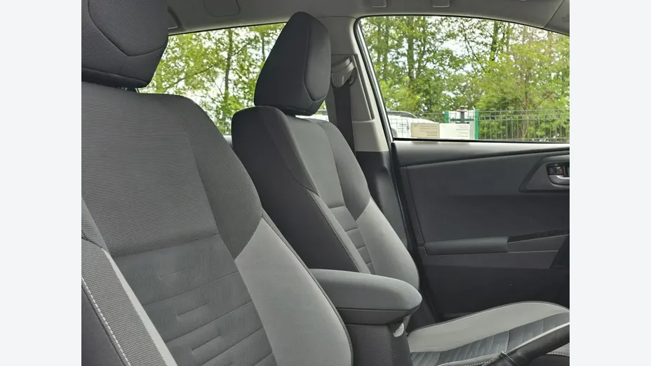 TOYOTA Auris -