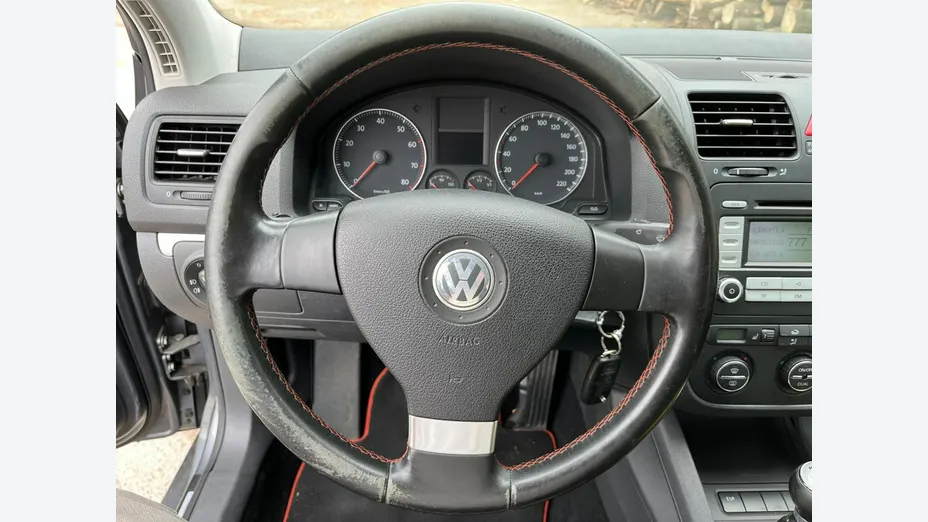 VOLKSWAGEN Golf -