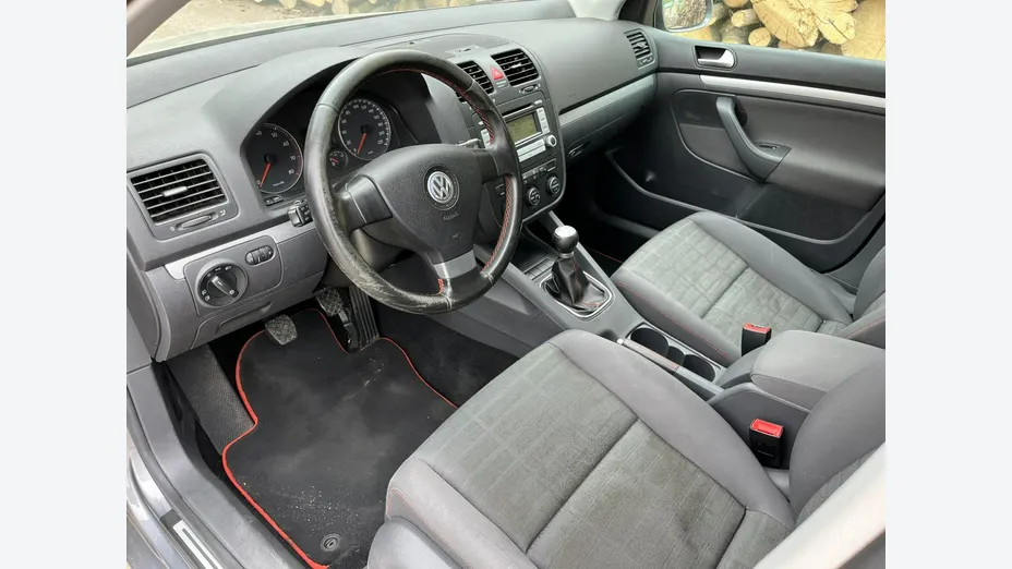 VOLKSWAGEN Golf -