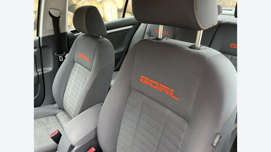 VOLKSWAGEN Golf -