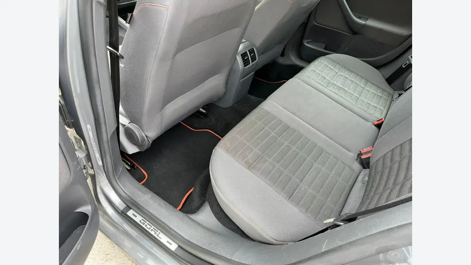 VOLKSWAGEN Golf -