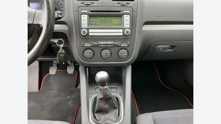 VOLKSWAGEN Golf -