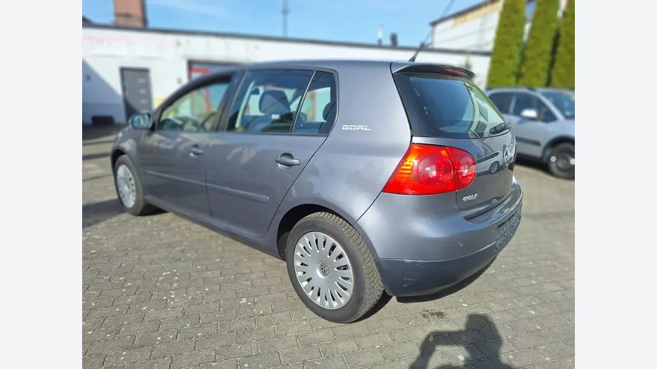 VOLKSWAGEN Golf -