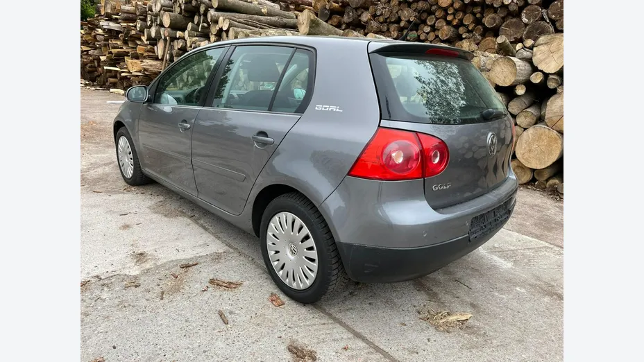 VOLKSWAGEN Golf -