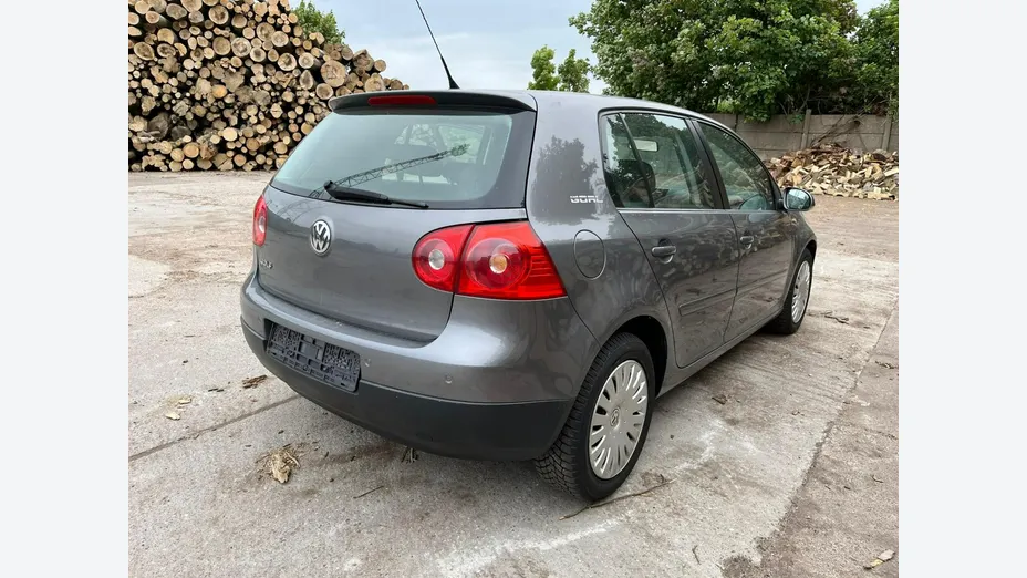 VOLKSWAGEN Golf -