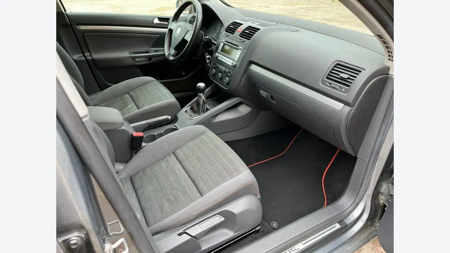 VOLKSWAGEN Golf -