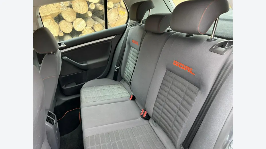 VOLKSWAGEN Golf -