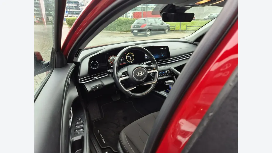 HYUNDAI Elantra -