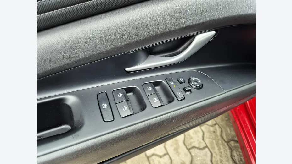 HYUNDAI Elantra -