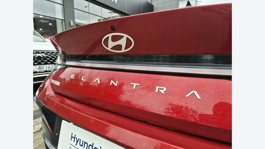 HYUNDAI Elantra -