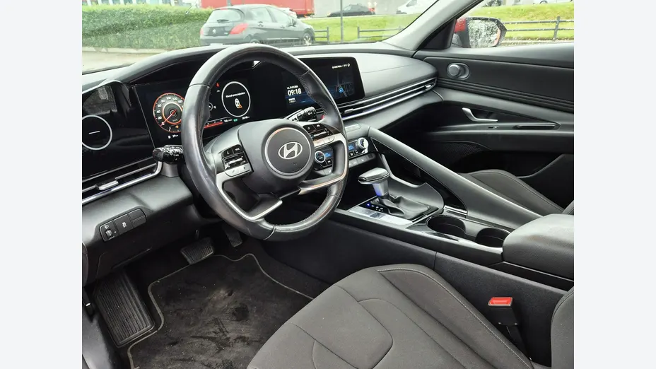 HYUNDAI Elantra -