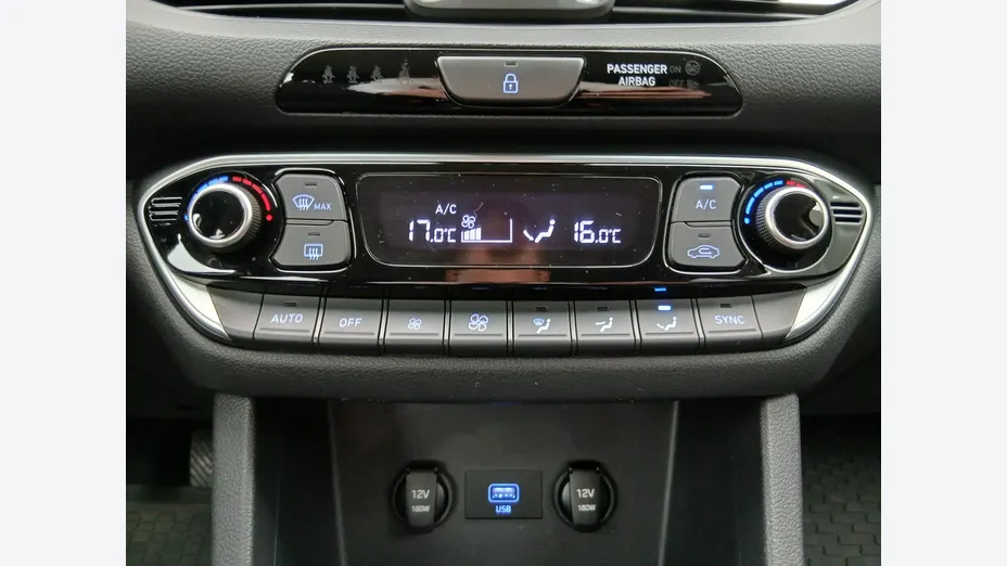HYUNDAI i30 -