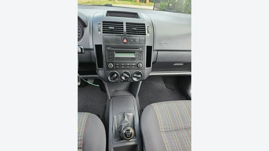 VOLKSWAGEN Polo -